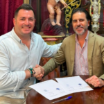 Firma del acuerdo entre la Sinfónica de Dos Torres y Las Angustias de Sanlúcar. Foto: Banda Sinfónica Municipal de Dos Torres
