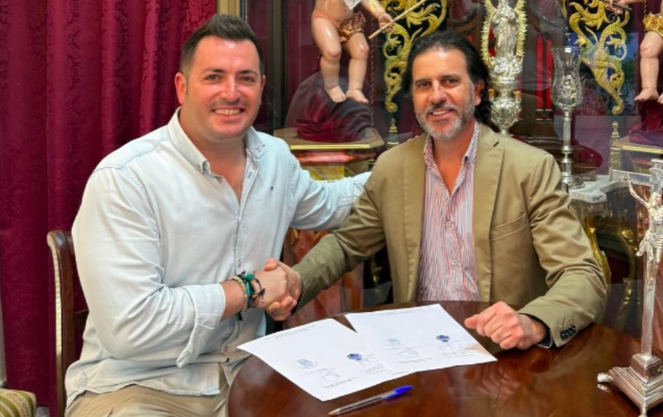 Firma del acuerdo entre la Sinfónica de Dos Torres y Las Angustias de Sanlúcar. Foto: Banda Sinfónica Municipal de Dos Torres
