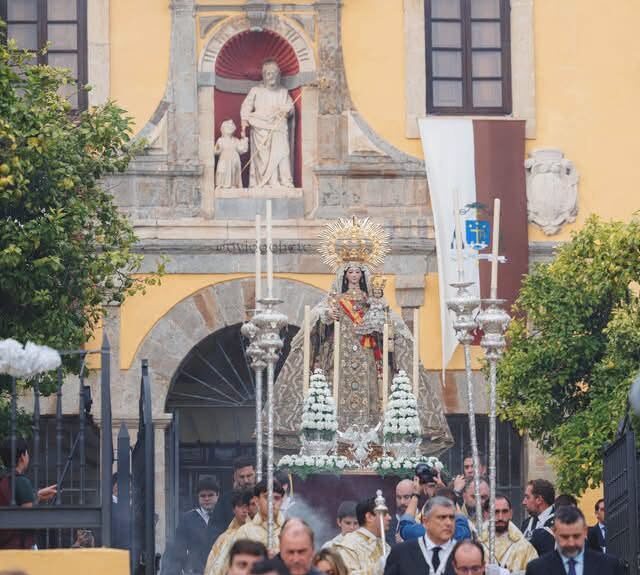Nuestra Señora del Carmen Coronada