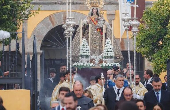 Nuestra Señora del Carmen Coronada