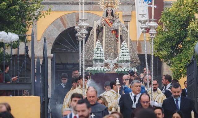 Nuestra Señora del Carmen Coronada